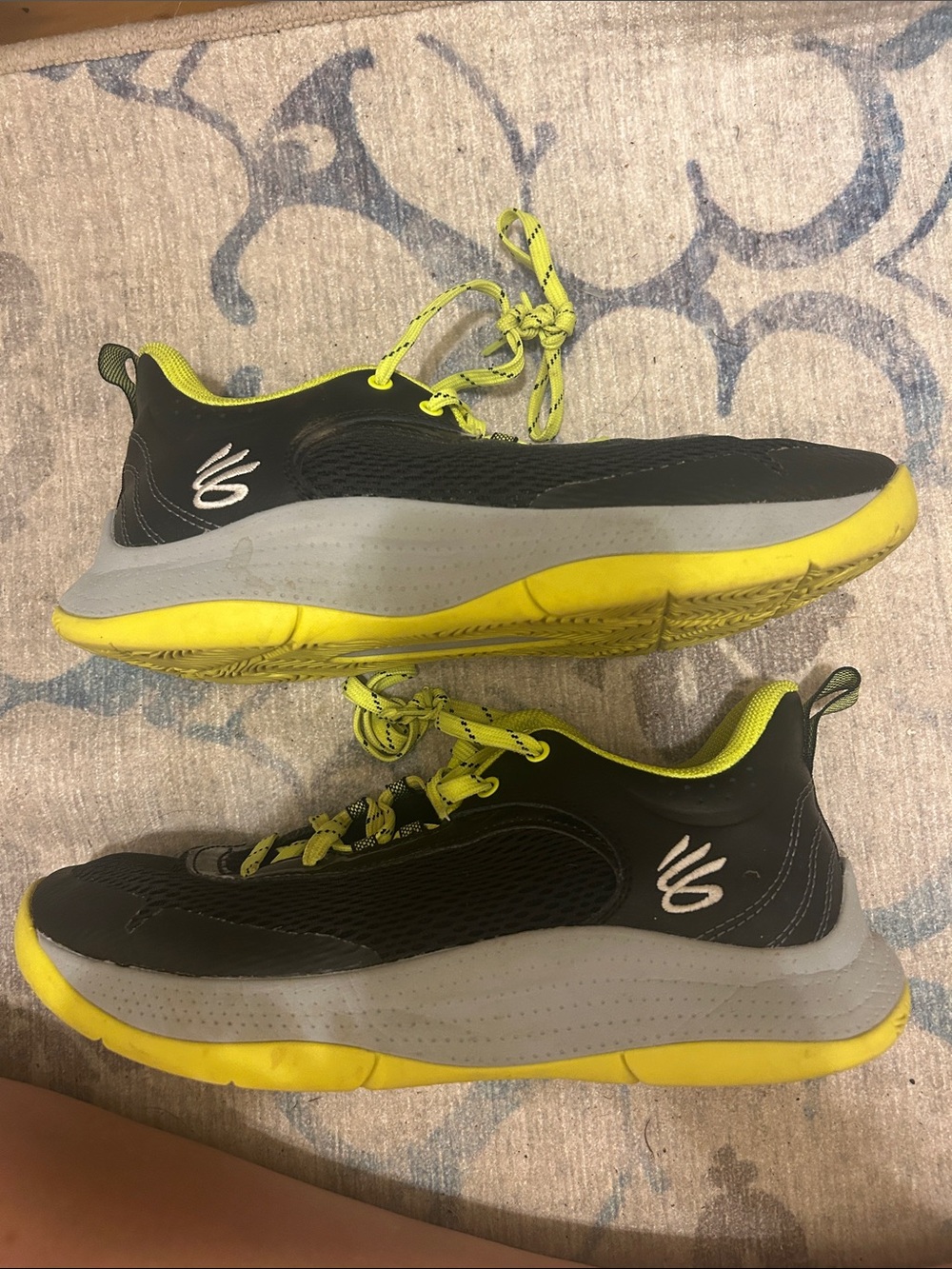 Curry Black & Neon Yellow Athletic Sneakers with Grey Midsole size 7